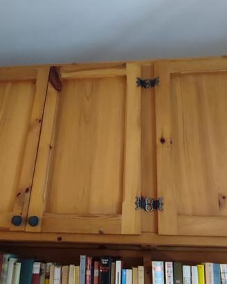 Cameretta singola in legno massello con mensole