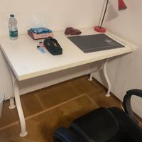 Scrivania con palle da calcio