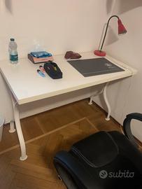 Scrivania con palle da calcio