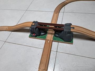 Pista in legno con ponte meccanico