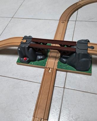 Pista in legno con ponte meccanico