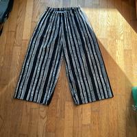 Pantaloni palazzo a righe bianche e nere