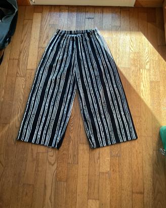 Pantaloni palazzo a righe bianche e nere