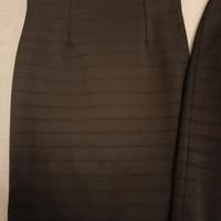 tailleur nero con gonna midi al ginocchio 