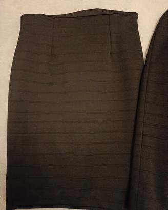 tailleur nero con gonna midi al ginocchio 