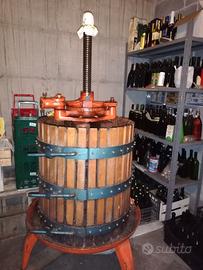 Torchio e botte per il vino