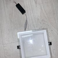 Lampada a led con bordo in vetro