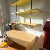 Angolo studio scrivania e libreria e mensola