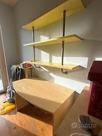 Angolo studio scrivania e libreria e mensola