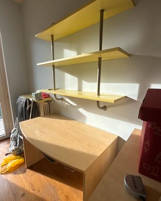 Angolo studio scrivania e libreria e mensola