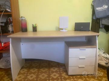 Scrivania in legno 