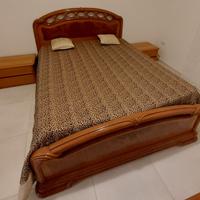 Camera da letto classica con 1 comò e 2 comodini