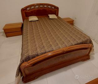 Camera da letto classica con 1 comò e 2 comodini