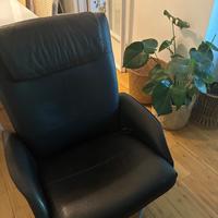 Poltrona in pelle nera reclinabile