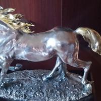 cavallino in argento supporto in legno