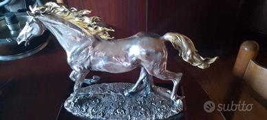 cavallino in argento supporto in legno