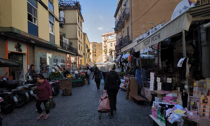 NEGOZIO A NAPOLI