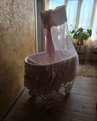 Culla con baldacchino e accessori