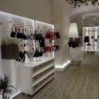 Arredamento negozio di abbigliamento e intimo