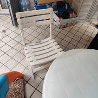tavolino tondo con 2 sedie in plastica 