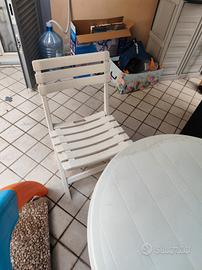 tavolino tondo con 2 sedie in plastica 