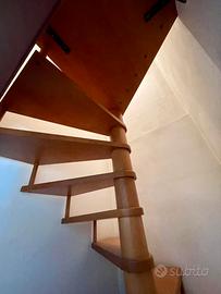 Scala a chiocciola in legno