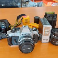 Macchine fotografiche Nikon con accessori