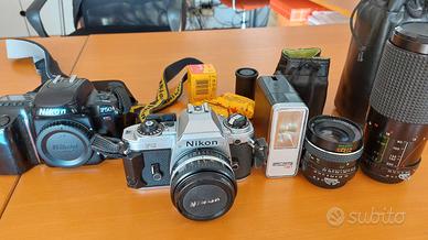 Macchine fotografiche Nikon con accessori