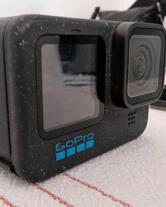 GoPro HERO12 Black con kit accessori.