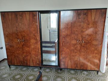 armadio vintage con anta a specchio e cassettiera