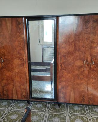 armadio vintage con anta a specchio e cassettiera