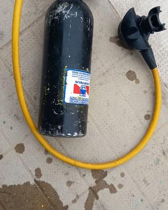 Bombola sub e erogatore.