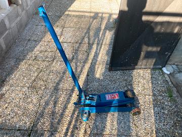 Sollevatore a carrello