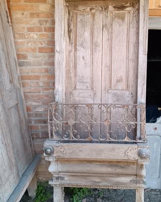 Coppia di Antiche Ante da Balcone con Ringhiera