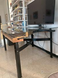 Pezzo unico: scrivania fatta con un pianoforte