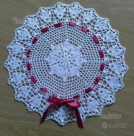Centrino di cotone bianco all'uncinetto