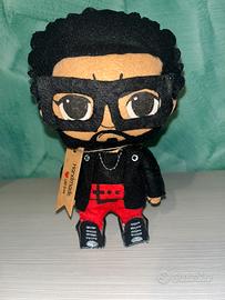 Bambolina di The Weeknd fatta a mano con accessori