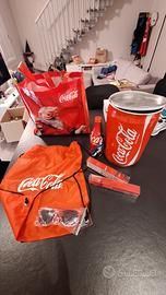 lattina grande, zaino e altri oggetti cola-cola