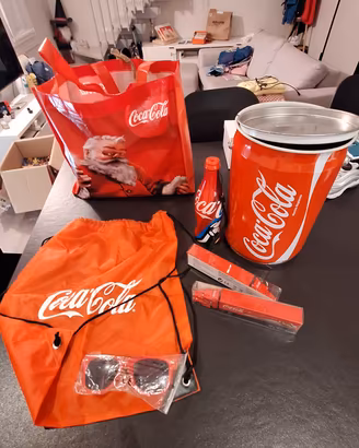 lattina grande, zaino e altri oggetti cola-cola
