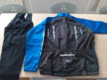giubbino e pantalone da ciclista