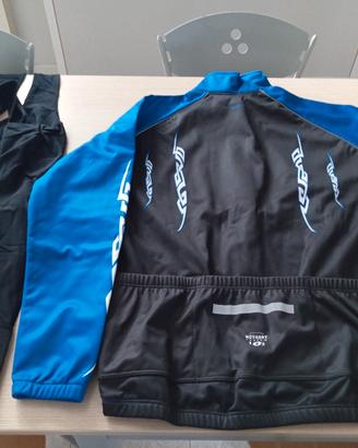 giubbino e pantalone da ciclista