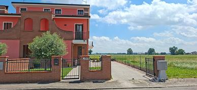 Canaro, villetta bifamiliare con garage e cortile