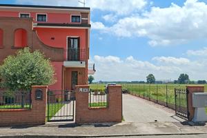 Canaro, villetta bifamiliare con garage e cortile