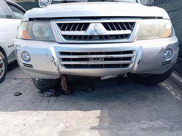 Paraurti anteriore MITSUBISHI PAJERO GLS anno 2005