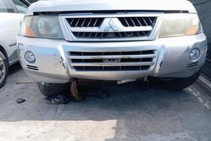 Paraurti anteriore MITSUBISHI PAJERO GLS anno 2005