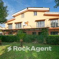 ELEGANTE VILLA UNIFAMILIARE CON 1ETTARO DI TERRENO