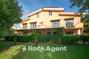 ELEGANTE VILLA UNIFAMILIARE CON 1ETTARO DI TERRENO