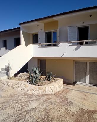 Villetta su due livelli con grande giardino