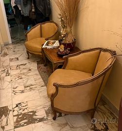 Poltrone e divano abbinati legno