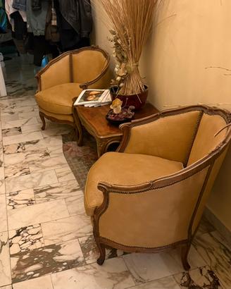 Poltrone e divano abbinati legno